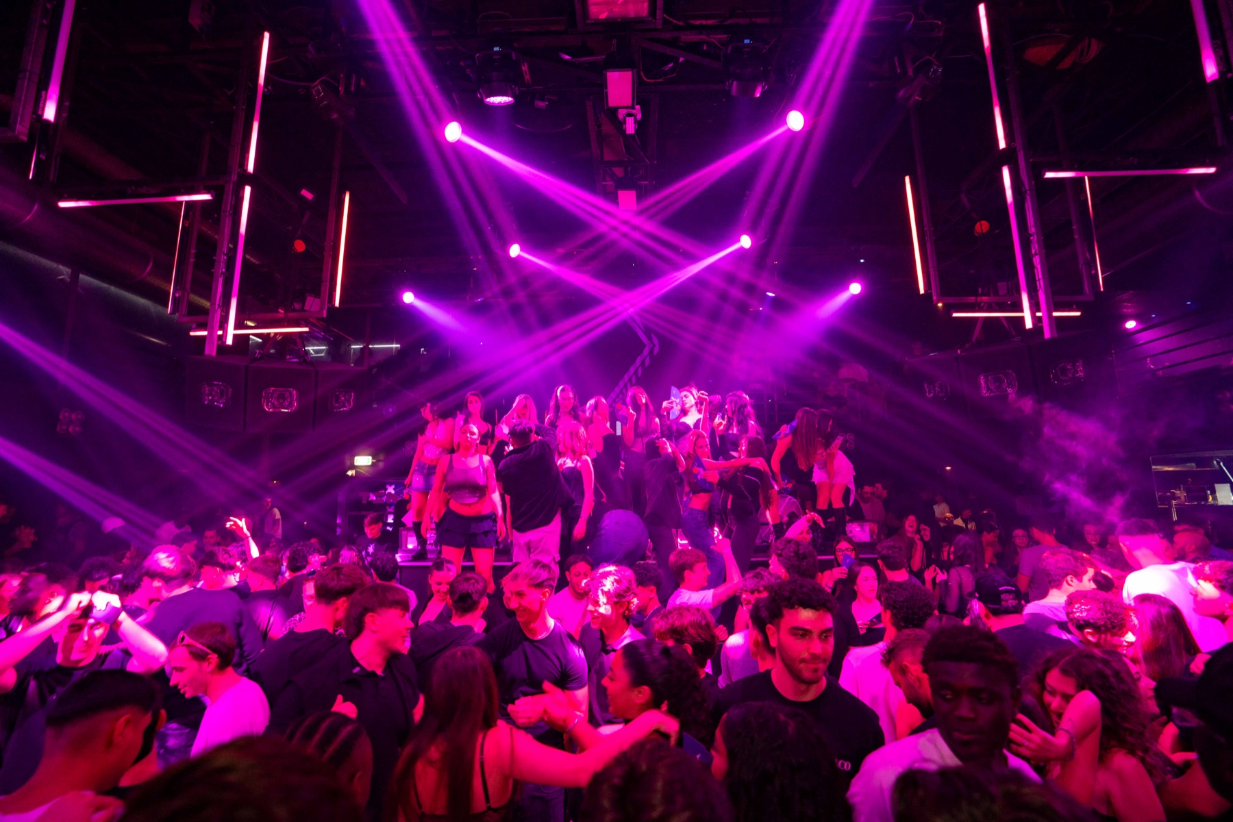 Fotografo nightlife Verona – dancefloor con luci